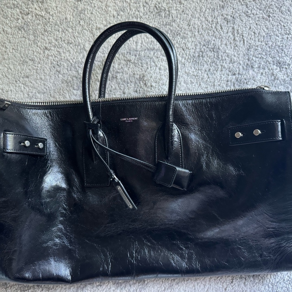 Saint Laurent Black Leather Tote! Why is this still here? 😂
Literally gorgeous!